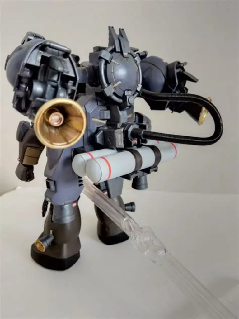 背面図。バックパックはアメイジングブースターに各種ジャンク品、MSGやウェーブのパーツを使用しました。