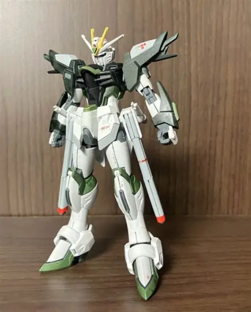 まずは素体で。結構全身汚くなってます、エアブラシの飛び色。でも案外リサイクルキットみたいでオシャレ!肩と腕周りはジオングレーで塗装していたのですが、つや消し時にみるみる変色して緑系に変わりました(zaku-kao9)