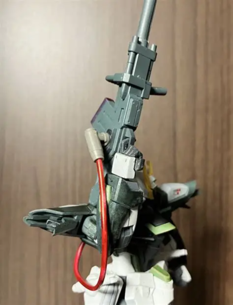 サムネで待たしていましたロングな銃は、陸戦型ガンダムより拝借し、チュチュトレーナーのリード線と合体。リードは水色から赤に変更しまして、SEEDお馴染みのレールガンぽくしてみました!