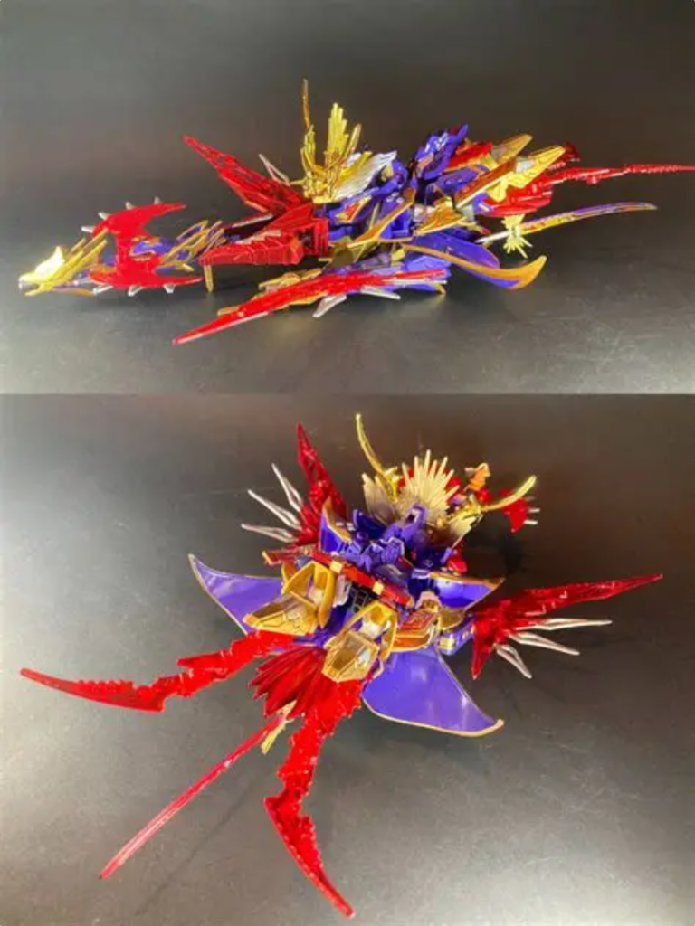 一部肩の部分は、信長エピオンのヒートロッド状赤クリアパーツを武装した際かなり干渉するので上下逆向きに取り付けました。ほか支援機との分離合体・変形機構など、天下無双大将軍キットのギミックをそのまま利用しています（※これらの流用も朧魔将が「天下無双大将軍を模倣した形態を取る」という設定で一応納得できる理由付けで組み込めました）。