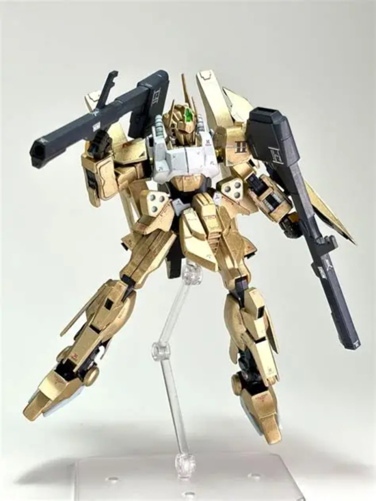 ひざまわりはプラ板加工でそれっぽく。すねの前面パーツは取り付け角度を変えたうえで、プラ板貼り付け。脚のサイドアーマーはプラ板加工。クレイバズーカは他の百式から拝借して2つに。ビームライフルは百式のまま。キットの右手の拳をトリガーに指がかかっているように加工。その他あちこちをプラ板加工などで情報量アップ。