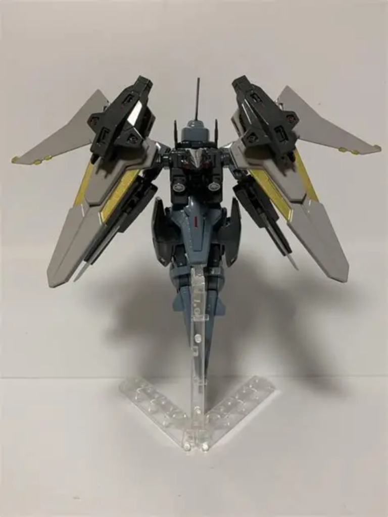 [解説]旧大戦末期、旧人類を救う希望を一身に受けて開発された決戦用LEV群『ネメシス』シリーズの一機。『ネメシス』シリーズは造物主である[[旧人類]]を裏切り叛乱を起こした新人類に対し、その罪を贖わせ罰を与えるという旧人類の思い上がりが具現化した存在と言える。 本機体は第5期LEVの手足となって援護を行う為に開発された無人LEVで、分類は第4期LEVとなる。『マルドゥクプロジェクト』で開発されたシルトの戦術AIにヴェルクート・アポストールで採取・解析したエースパイロットの戦闘データを読み込ませる事で、無人LEVにエースパイロットの挙動を可能とさせた本機体は第5期LEVをサポートするのにこの上なく高性能な機体となった。 攻撃面では遠距離でエーテリックライフルとテトラビット、中〜近距離ではE.R.B.Aによる格闘/射撃を使い分け、高い汎用性を持つ。数機でのデータリンクによるシームレスな連携によって人間のパイロット以上の集団戦闘能力を発揮、その戦闘力は兵の幻装兵シュナイダーと互角以上のものであった。 開発は旧大戦末期で、本機体は第5期LEVプリンシパルの指揮下において運用され、参加した作戦では新人類解放軍に大打撃を与えている。 最終決戦時、100機のアークエンジェルは各第5期LEVの援護に3機づつ、残りはプリンシパルの指揮下で運用され、最終的に全機撃墜されている。