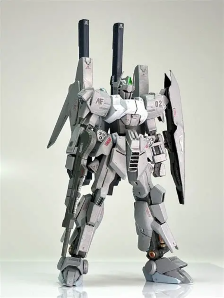 隊長機のバズーカ2セットを拝借して背面に装着した姿。