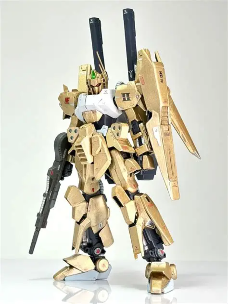 「百二式」、正式名称「MSR-00102S 百式改試製二型」は、漫画雑誌「ガンダムエース」の最新号(2024年6月号)にデザイン画が掲載された、漫画「機動戦士ムーンガンダム」登場MSです。百式、ではなく、百式改をベースに開発されたMSで、ルオ商会向けなんだとか。二か月前、2024年4月号のムーンガンダムに「チラッ」と百式系のMSが掲載されていて、「なんだこれは!デザイン画が公開されたらすぐ作るぞ!」というわけで実践しました。