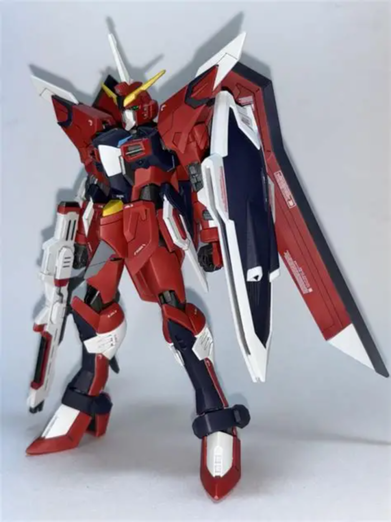 キットのプロポーションはそのまま、肩・胸部・ウイングに筋彫りを追加しています。センサー類、ツインアイはシールを切り出しレジンでコートしています。