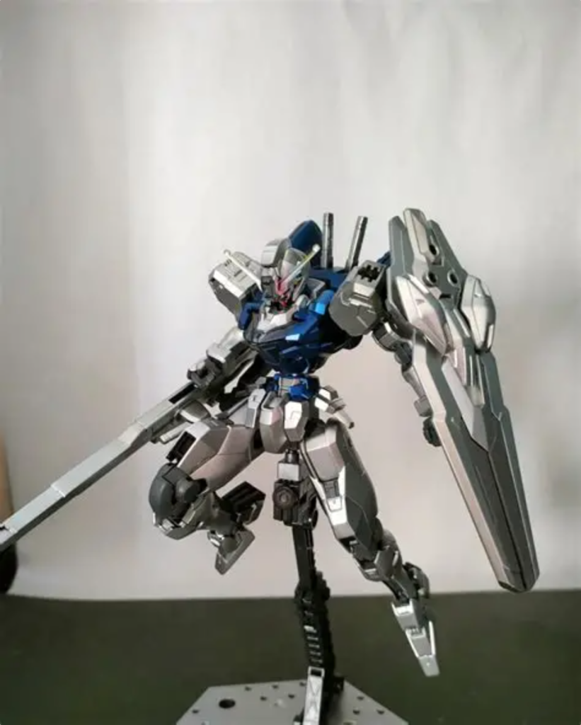 ゴールドキャンディ下地のシルバー状態です。コレはこれでカッコいい。某宇宙刑事さんみたい。塗料はクレオスのスーパークロームシルバー2です。ボディはそれにクレオスクリアブルーを多層吹き。