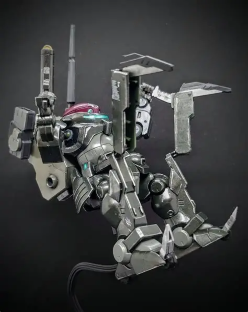 脚部のクローはいいギミックですが、何しろ稼働がダメダメなのでポーズが苦しい(zaku-kao4)