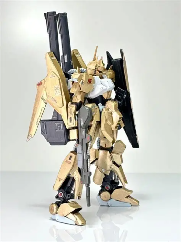 腰回りのダクトなどはプラ板加工でそれっぽく。フロントアーマーはジャンクパーツも使いながらロング化。サイドアーマーはプラ板加工で形状変更しつつ、グレネードランチャーユニットをプラ板でスクラッチして取り付け。