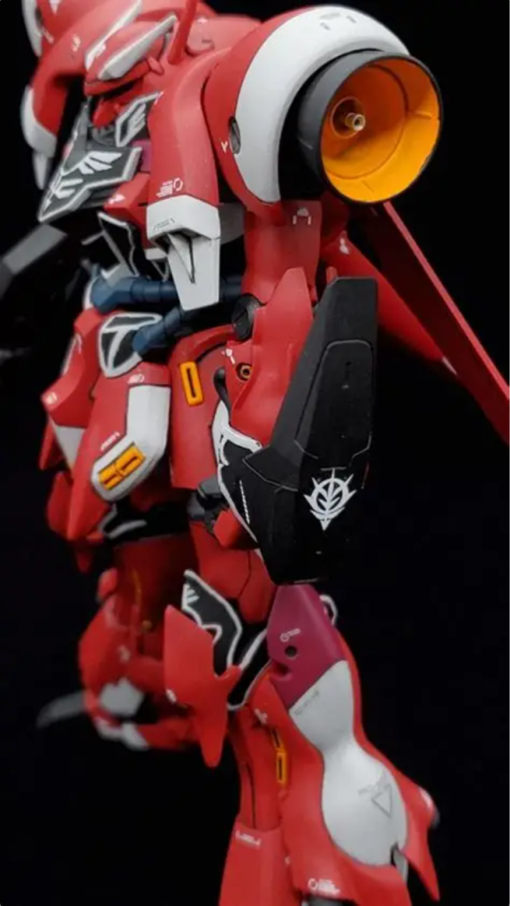 取り回し重視の極小シールド、パリィとかしそう(シールドはガンダムテルティウムの脹脛側面、頭部アンテナはガンヴォルヴァ)