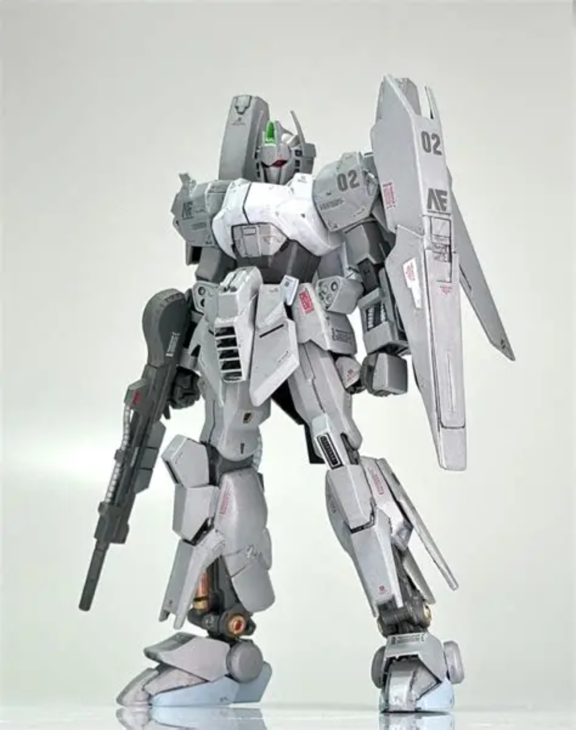 シールドはプラ板でスクラッチ。ひざまわりはプラ板加工でそれっぽく。すねの前面パーツは取り付け角度を変えたうえで、プラ板貼り付け。脚のサイドアーマーはプラ板加工。スリッパ周りはノーマルをカットしつつ、プラ板加工でそれっぽく。サードパーティのディティールアップパーツでくるぶしアーマーを再現。 その他あちこちをプラ板加工などで情報量アップ。