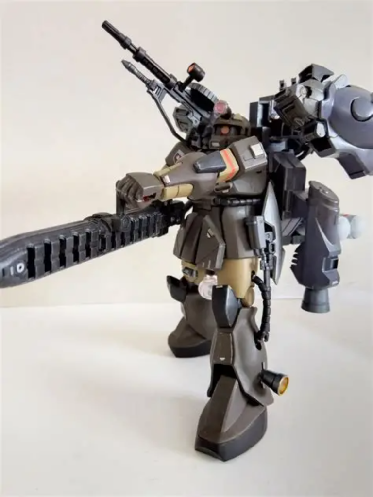 ビームライフルは雑誌付録の物を。実験用のビームライフルを背部内蔵のジェネレーターで無理矢理運用しているという設定。