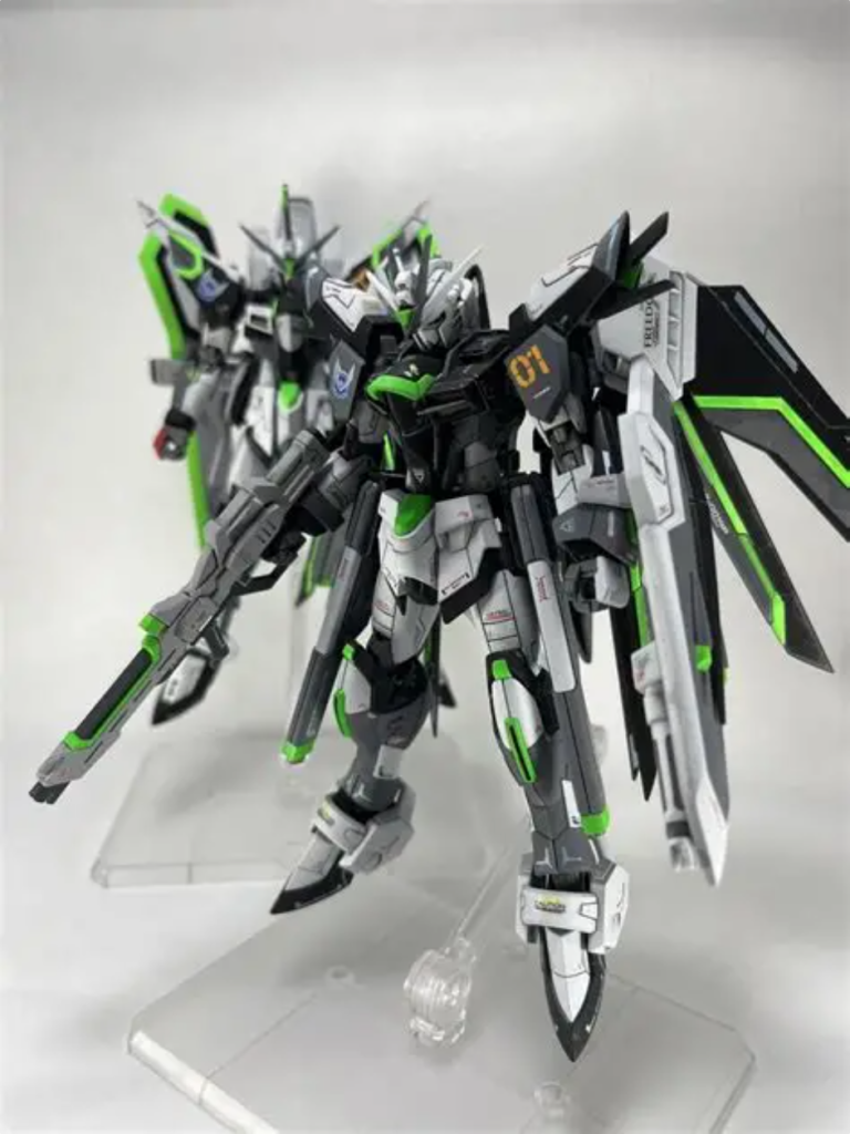 壱番機正式名称はライジングフリーダム。高出力の加速用バーニアとウィングを装備し圧倒的な機動力を持つ。