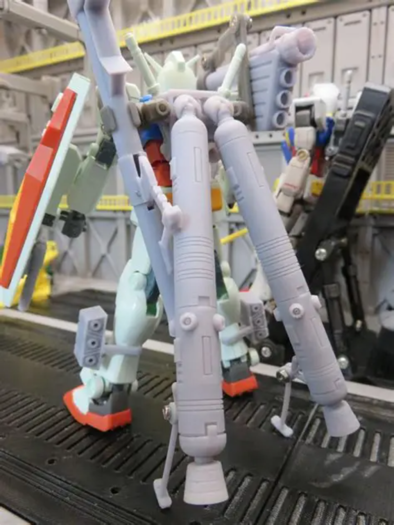 武器マシマシということで、最終決戦定番のツインハイパーバズーカを取付け、バズーカ本体は手ではなく、バックパックに取り付けた補助腕で背中から肩へ移動できるようにしていますハイパーバズーカも２つ用意したかったのとキットに用意されているものだと砲口が塞がっているので、フルスクラッチしました肩アーマーと上腕の間の隙間も バーニアのパーツを用意して肩アーマーに接着しました盾の裏側と右腕には、ツインキャノンを取付け(はまっているだけなので簡単にとりはずせます)両足には3連ミサイルポッドを取付け(ミサイルは取り外し出来ます)ビームライフルもキットのものは少し気に入らない(特にバレルノズルの穴がないところ)ので、フルスクラッチしました