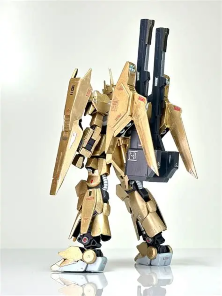 バックパックはキットのまま。サイドのミサイルポッド内蔵背部バインダーはプラ板やプラ棒でスクラッチ。百式のウイングを形状変更して取り付け。リアアーマー下部のスラスターユニットを、プラ板やサードパーティのディティールアップパーツで再現。ふくらはぎ下部のアーマーはプラ板とパテでそれっぽく。スリッパ周りはノーマルをカットしつつ、プラ板加工でそれっぽく。サードパーティのディティールアップパーツでくるぶしアーマーを再現。