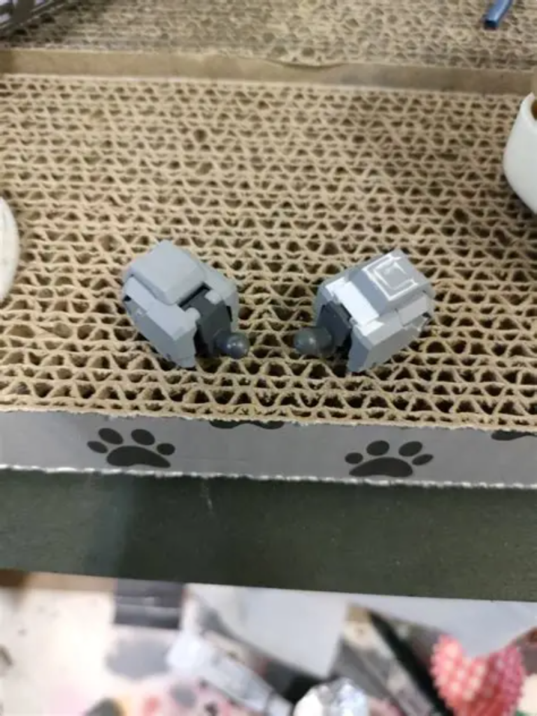 肩アーマー付け根が露出している（左）のが気になり、0.5mmプラ板で塞ぎました。（右）