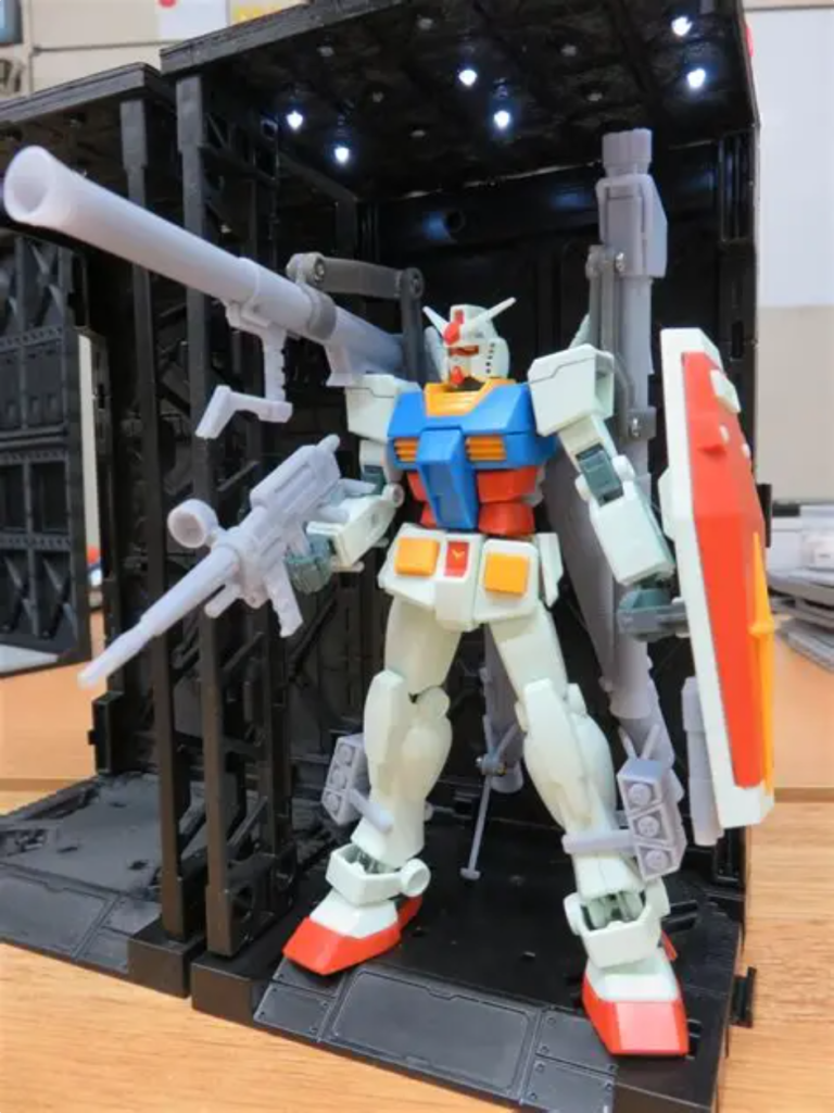 アーバオアクー最終決戦仕様ということで武器マシマシで、艦隊から最速で突撃するという設定ですコアブースターのブースターを改良した現地改修特注のブースターユニットを取付けて速力を増強していますブースターの基部はボールジョイントになっていて、可動出来ます例によってランドセルは新規造形していますEGのランドセルは貧弱なのとバーニアの大型化と可動化、そして補助アームやブースター取付用の3mm穴を用意する為です 