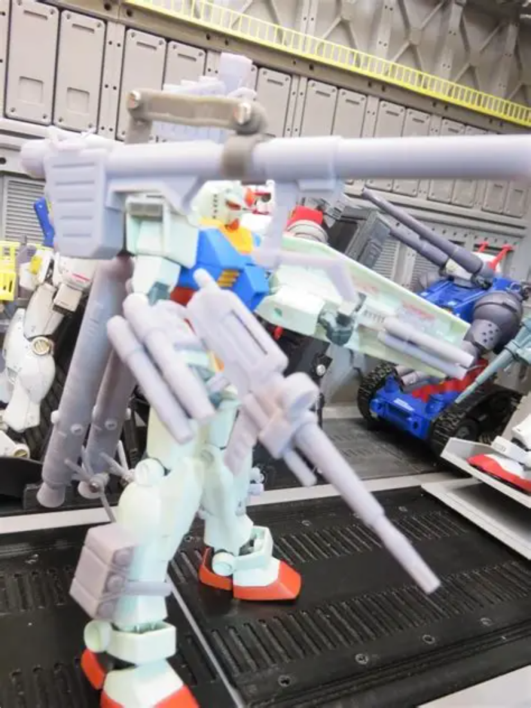 EGガンダムの最大の嫌いな点となっているスリッパ形状になっているかかと部分を足首のポリキャップの関節を新設し、かかとのカバー(未塗装です)を新設し、関節ガードを側面の円形部分に可動部がくるように改修足首前面にシリンダー(2本)を追加しました足裏のつま先部分の穴も同じ大きさのパーツを作成して埋めてあります