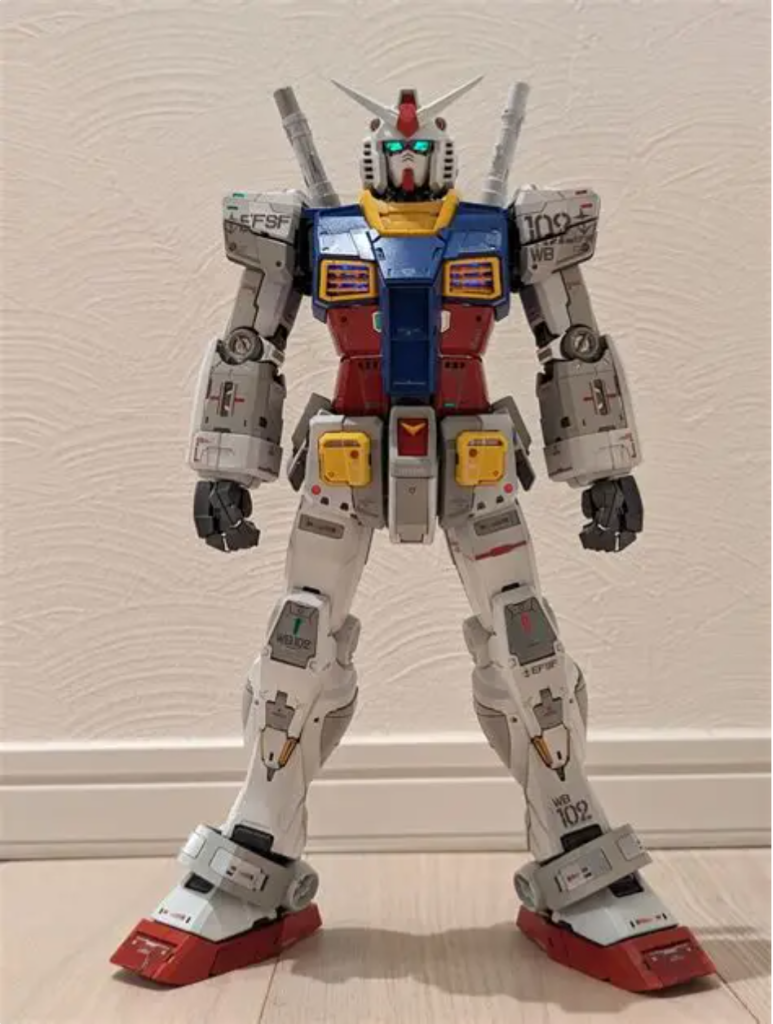 シンプルに正面ショット。外装の白とグレーのバランスが難しい。