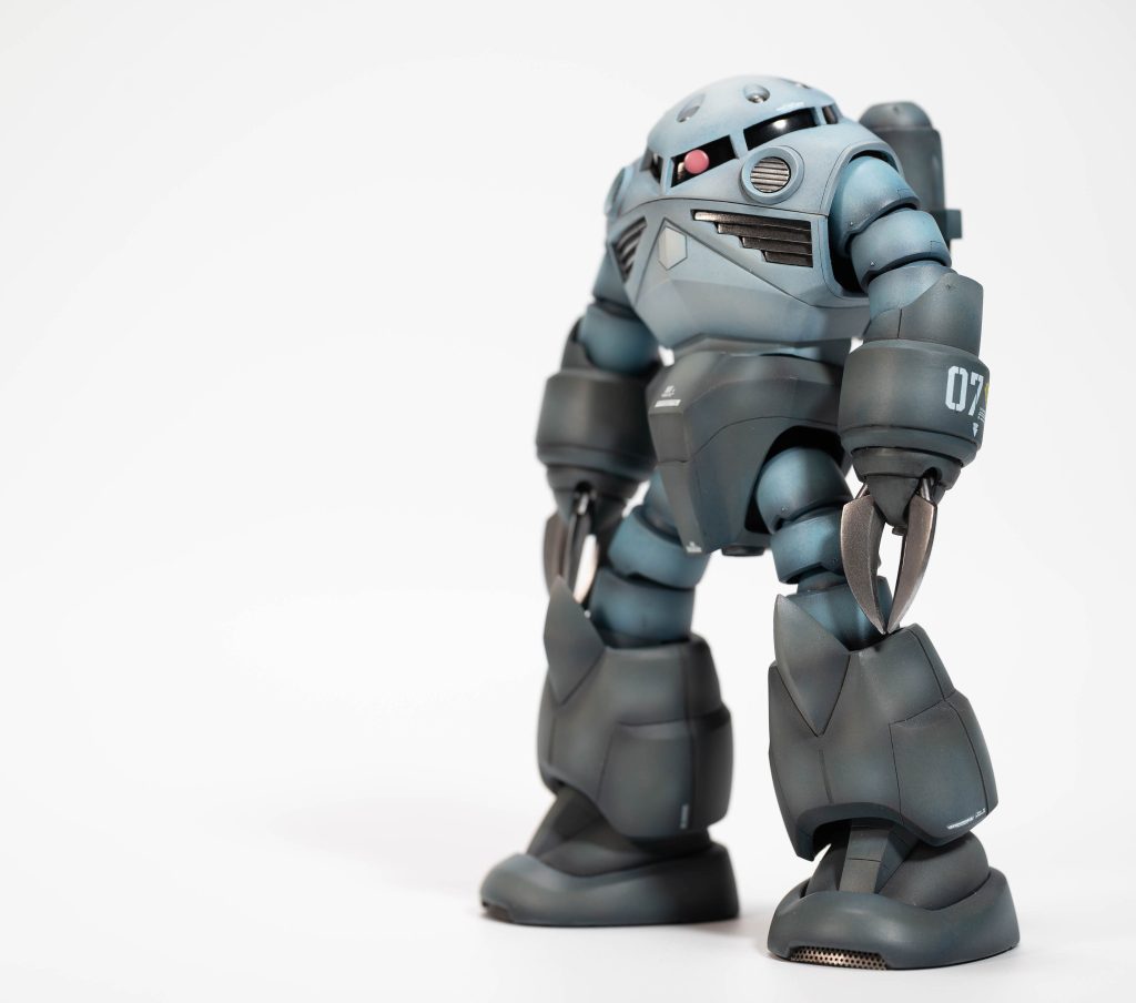 HGズゴックはスタイル良いですね。RGも組みましたがツルっとしたHGのほうが好みです。塗装は薄めの色を吹いた後にウェザリングカラーをスポンジで色を重ねてます。細かいテクスチャがのるので1/144のスケール感に合うかなと、最近実験している手法です。