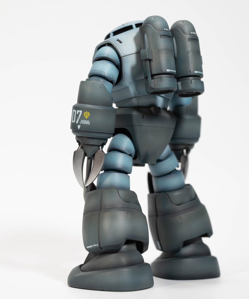 ディテールアップは腕とバックパック程度の簡単カスタム。あと腕の付け根を2,3mm切り飛ばして、奥から生えてるように見えるようにしました。肩から腕のラインが綺麗になるので結構オススメのカスタムです。