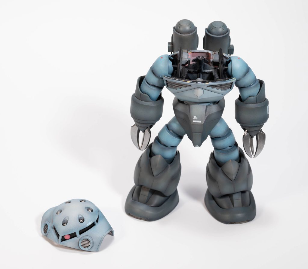 頭部が別パーツだとモノアイまわりの支柱が浮いてしまうので、合わせ箇所を変更して接着しました。なにげに頭パーツがカワイイです笑