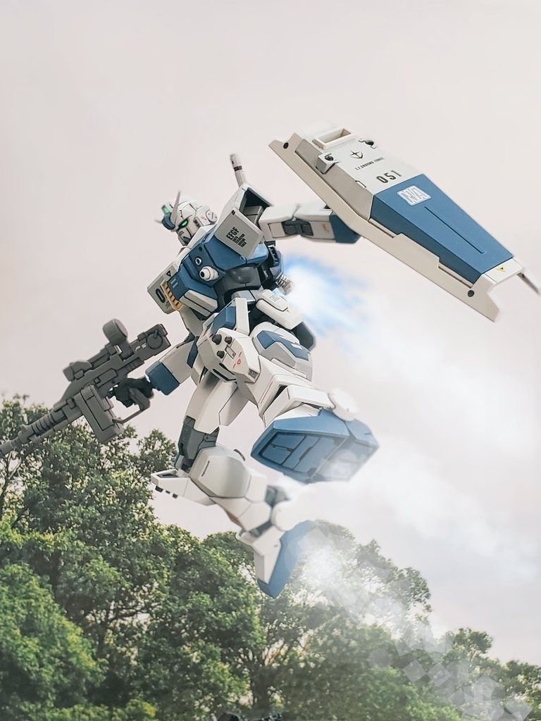 そんな時、2号機のナオ軍曹から通信が入る📶広域センサーが単独で動く機体を捕捉❕その機体は前線の連邦部隊をわずか1機で食い破るように進行し、こちらに向かっているとの事💦これは再び例の機体が戦場に現れたと感じるバルザリー少尉は一瞬考える…😔✨そしてナオ軍曹とクリエ軍曹に対し、後方本隊までの後退を命ずる❗あの時は運良く全員生還出来たが、再び戦って命があるとは限らない😓下された命令に戸惑う部下を置いて、バルザリー少尉は単機で捕捉した機体のポイントへバーニア全開で急行する💨