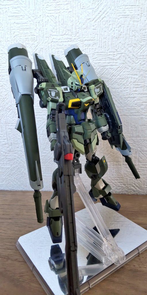 背中が重すぎるのでスタンドに立てるしかないですね　ランチャーを接地させれば立ちますが