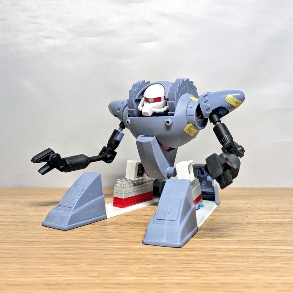 脚を前後に延長。ザクヘッドはジャンクのユニクロザク。腕はボール。土台はプチブロック、関節はプラ板とポリキャップです。