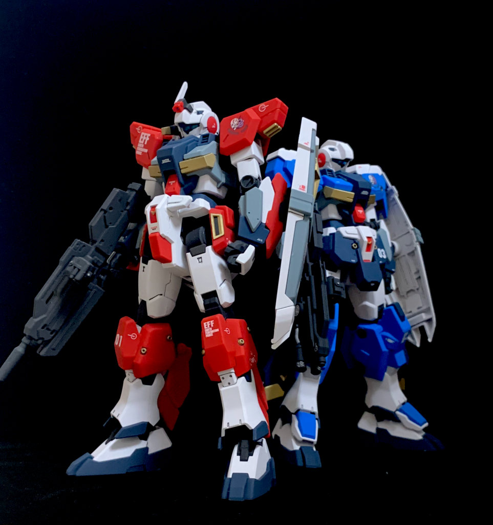 スタンダードアーマーとの並び。赤と青の対比がよきです。