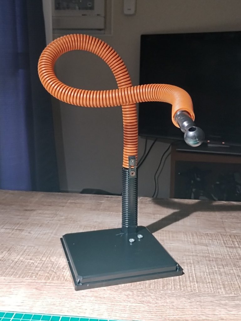 製作工程、龍の芯です。100均で買った台座に100均のグネグネするスマホホルダーを合体し、太さを出すためにホムセンの配線カバー?で覆いました。石粉粘土で全部作ると重く、脆くなってしまうので、なるべく軽く強くやってみたつもりです。