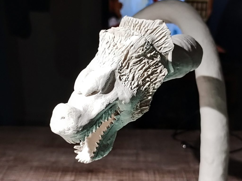 龍のお顔です。いろんなイラストなどを参考にしながら形にしました。ちなみに目玉にはパールのビーズを入れているんですが、目が小さすぎて最終的にほとんど見えませんでした😅