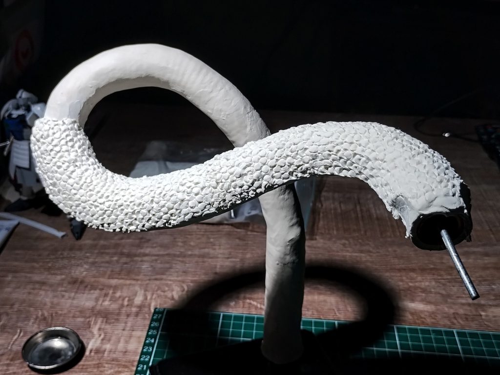 こんな感じで、粘土で肉を付けていきます。鱗の部分は生乾きの粘土に、ポンチでスタンプする感じで表現してみました。