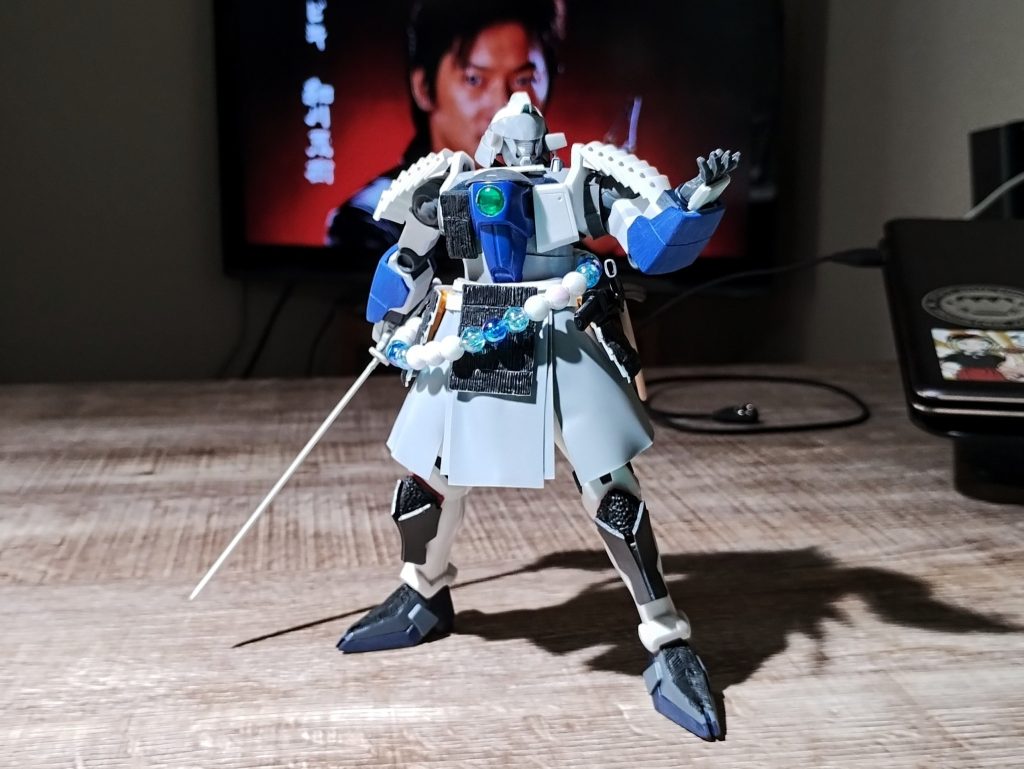 そして、ほぼ塗装前の武者さん。だいたいこんな感じでまとめました。濃い黒のところは99工房の薄付けパテで、食いつきが良くそこそこ乾燥も早かったので良い感じでした。前垂れ等の薄いグレーの部分は、プラ板を熱してシワをそれっぽく表現したつもりです。