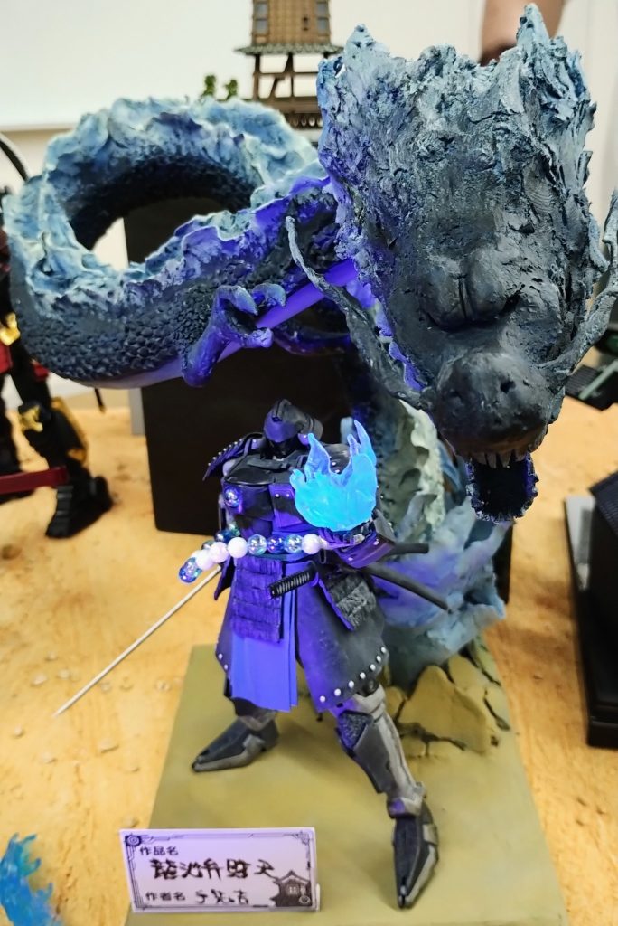 最後に展示会のジオラマの様子など。左手の100均モヤモヤエフェクト、ブラックライトを当てると光ってかっこよかったです。知らなかった!最後までご覧くださいましてありがとうございました🙇
