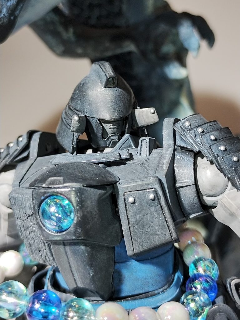 古より現代に蘇った感じを出したかったので、塗装では古い金属か、あるいは石っぽい質感を狙ってみました。神秘的な力を放ちそうな玉の数々は100均のビーズです。左手のモヤモヤも。