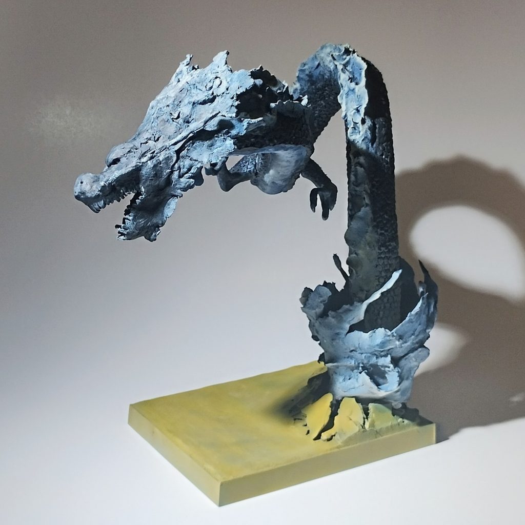 ビネット部分です。当初アスファルトから出てくる想定で地面を作っていたのですが、急きょ砂漠からということになり色だけ変えたので、ちょっと違和感ありますかね…あと、もっと派手に地面を割って出てくればよかったです。