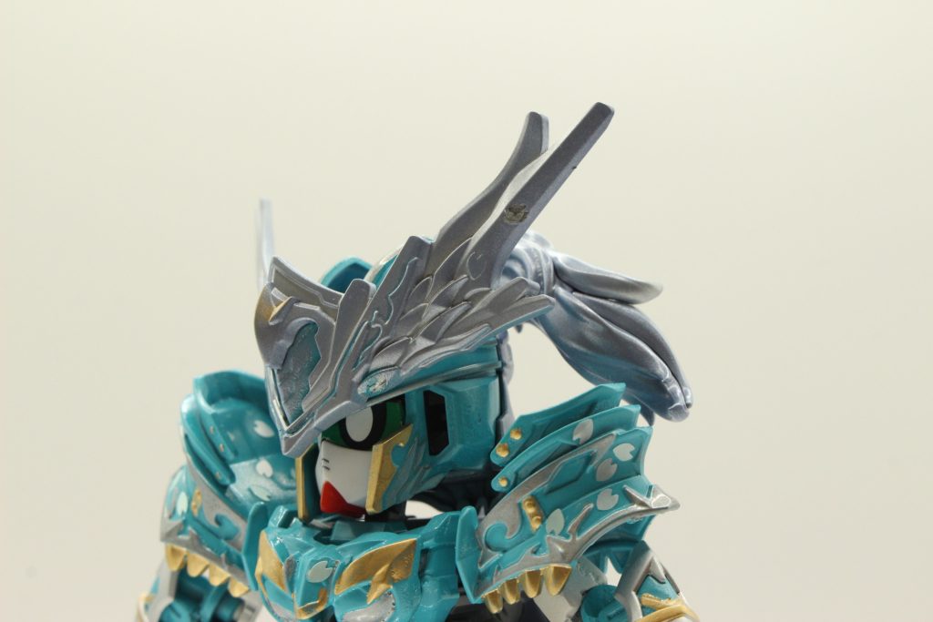 ゆっきーのメンバーカラーであるターコイズとベイビーブルー。ゆきな、という名前から連想する雪の文字。それらを組み合わせて雪属性のガンダムを作りました。ゆっきーの持つ華やかさをイメージして、女王のような高貴で風格がある設定にしました。最新曲でポニテに髪型が戻っていたので、パールブルーを混ぜこんだシルバーで塗装した30MSの髪の毛をつけました。