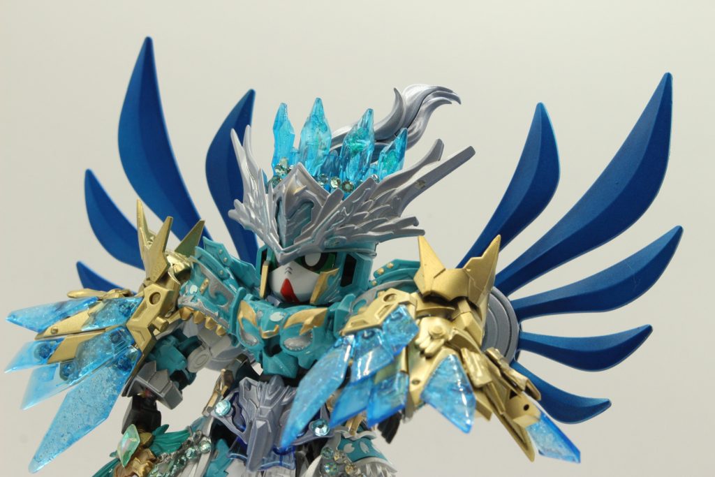 【氷雪王冠ダイヤモンドクラウン】エルピサード王家に伝わる精霊の力を宿した王冠。これに魔力を込めると、氷の力を持つ鉄壁の王鎧を身にまとえる。「王鎧武装！」