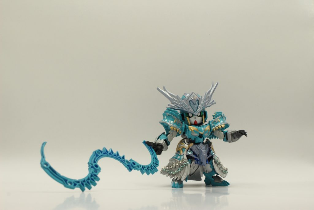 【氷雪鞭エピウィップ】氷の魔力で出来た鞭。氷の硬さと雪のしなやかさを兼ね備えており、中距離戦闘に用いる。相手を拘束することに使うことが多い。剣と鞭の元ネタはゆっきーの「ウイングガンダム、エピオンとかの羽根がついたやつが好き」発言から。