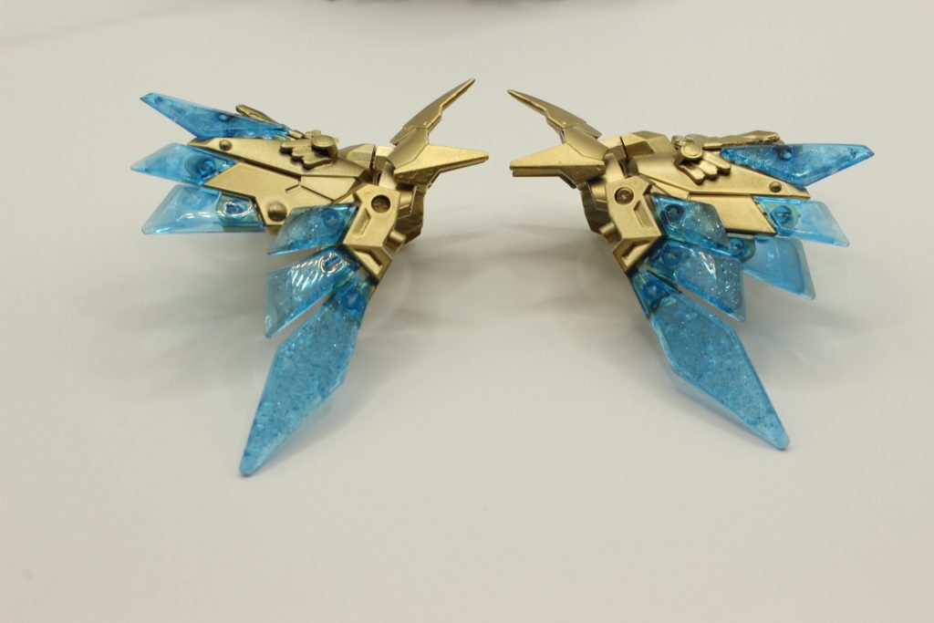 今回初めての試みで、クリアパーツの裏からクリアレジンを流し込み、雪のようなキラキラを目指しました。レジン楽しいよ。