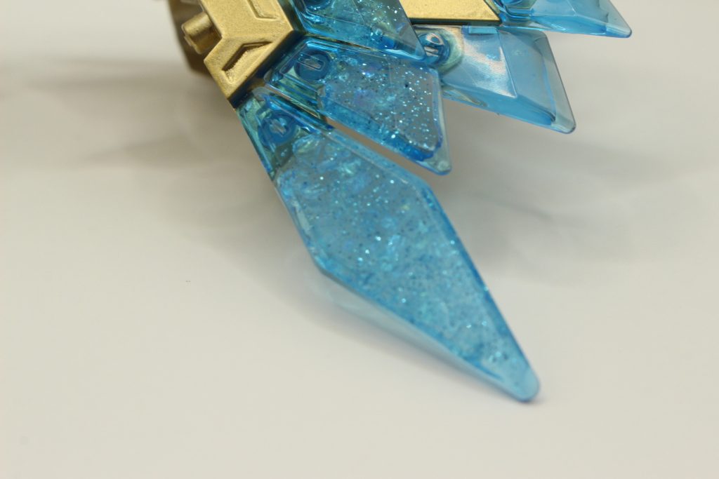 武装前はシルバーとターコイズで雪のイメージ。武装は金と濃い目のクリアブルーで強化形態を表現しました。