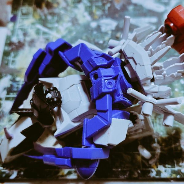 ジャンクからウルフヘッドパーツ完成。ダブルオーガンダムの後頭部にジョイントパーツ追加。これでウルフモードに変形できるぞ。（1枚目）