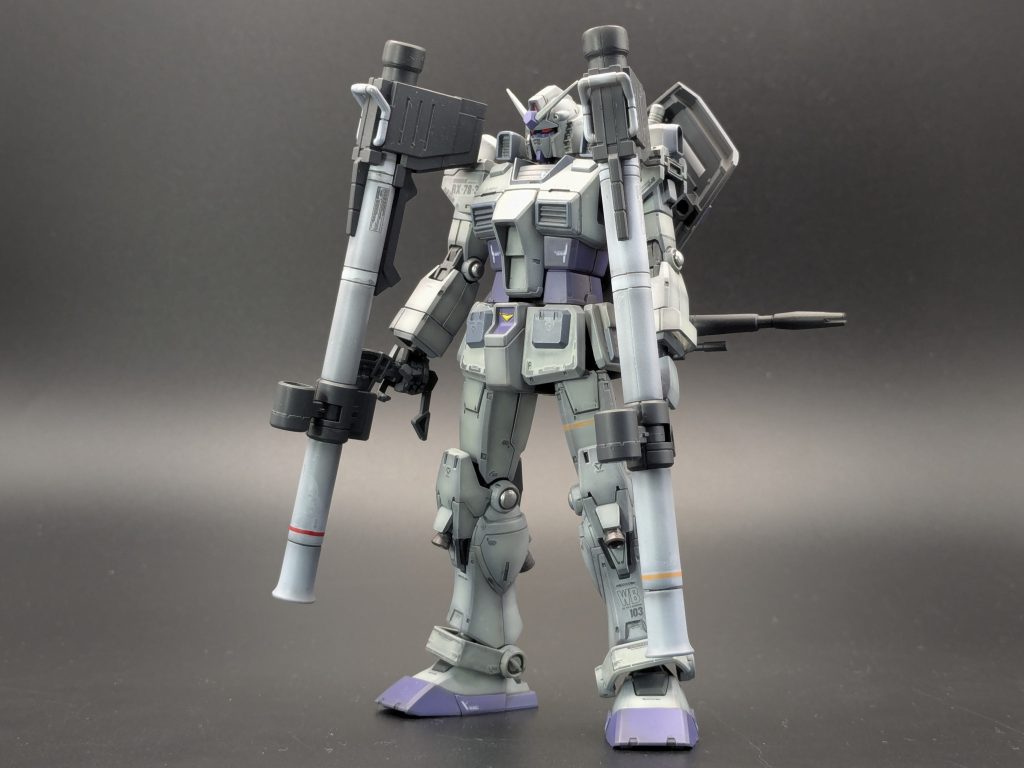 いわゆる「最終決戦仕様」ハイパーバズーカ2門持ち、背面にシールド、腰にビームライフル