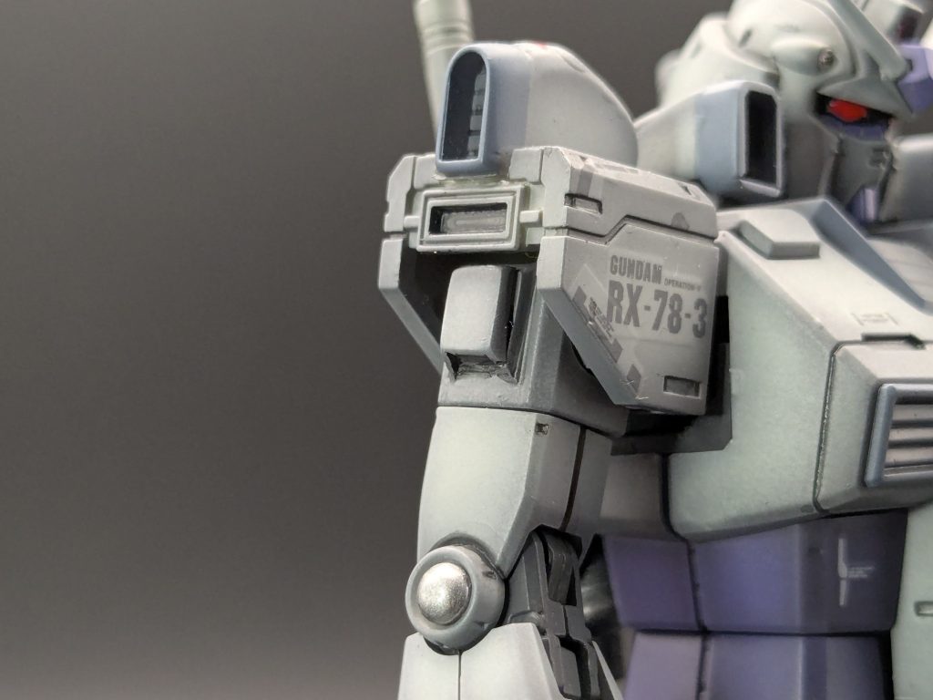 ひそかに二の腕ダクトも大型化しています腕の上下可動を阻害しないように、肩アーマーを少~しだけ削っています