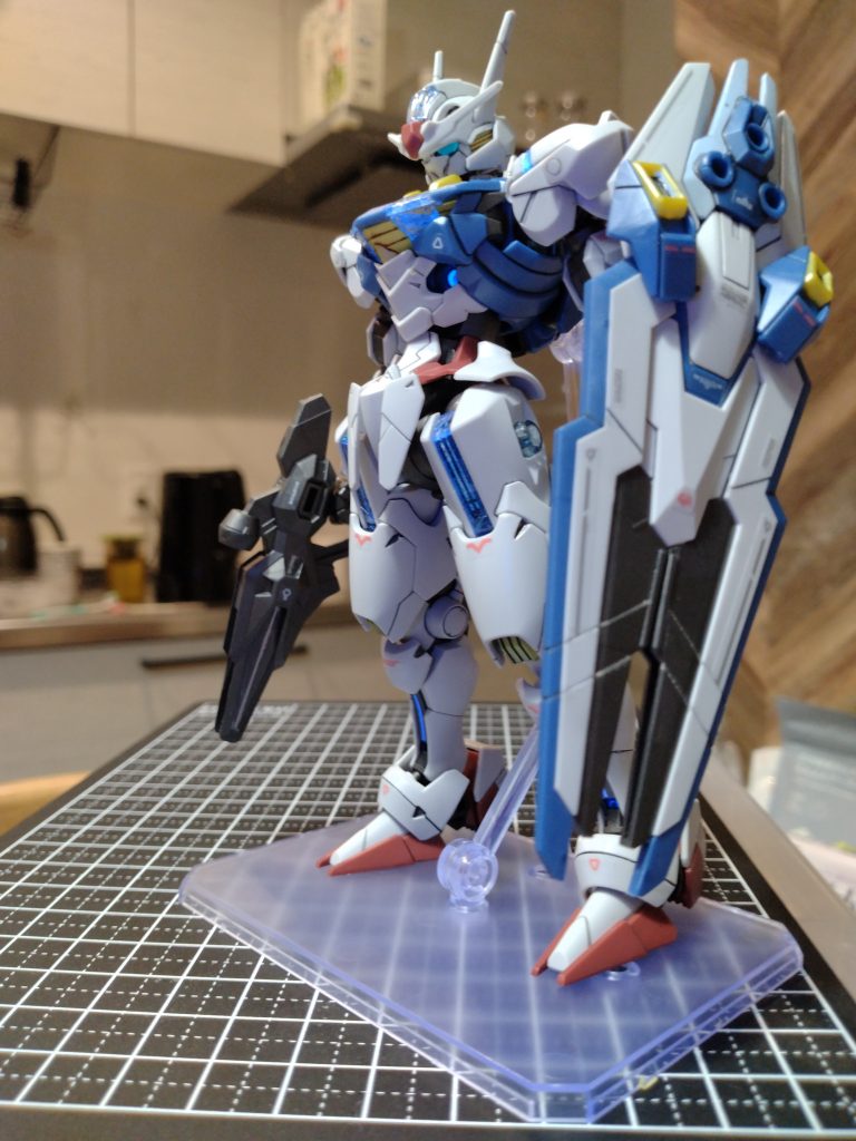 腰の縦軸の接続部分が硬かったのでヤスリで削っています(写真では分かりませんが)。トップコートメインカメラと頭部バルカン、シェルユニットは全光沢、他は半光沢。順番はずれますが便宜上メインカメラはガイアノーツの蛍光ブルーグリーン、シェルユニットは内側から蛍光クリアーを塗分けています。シェルユニットが見えるように薄め液の量を調節して綿棒で適当にふき取っています。