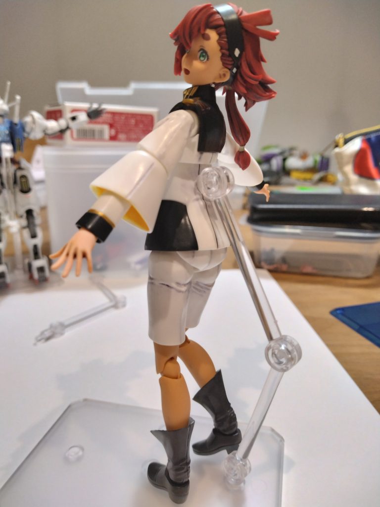 このキットの顔についてはこれはこれでありですが、簡単なアレンジとして上記にある通り、片目と眉で一枚のデカールなので切り離し両目の幅が広がるように、眉は少し目のラインから上部にくるようにしています。これで少しはアニメよりになったかと。結局プレバン限定の一般制服仕様の顔を注文し口の中の部品は在庫がなかったのでランナーパーツから自作しています。今回初めて美プラを制作しましたが髪の尖った部分とか曲線の多いパーツのヤスリ掛けに苦労しました。リペイントやデカールの作成しているモデラ―様に心から尊敬をします。本当に脱帽です。