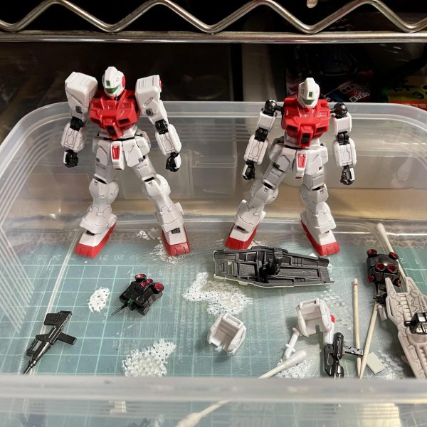 たまには制作中の写真をアップしてみるテスト。食玩Gフレーム（旧）のジムコマンド（×2）を現在制作中です。旧バージョンの為、上腕部と大腿部の裏側がフレーム剥き出し状態なので今回、そこはプラ板で塞ごうかなと。てか、ジム系でこれが一番好きなので、FA版でも出してくれんかな。マジで。