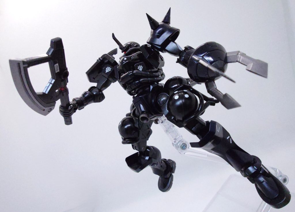 肩部と頭部に改造、武器のアレンジをした上で全塗装で製作しました。『全身尖らせよう』というコンセプトはある程度表現できたかなと思います。初めてジークアクスシリーズの製作でしたが、これまでHGとは雰囲気が大分違って興味深い（面白い）体験でした。