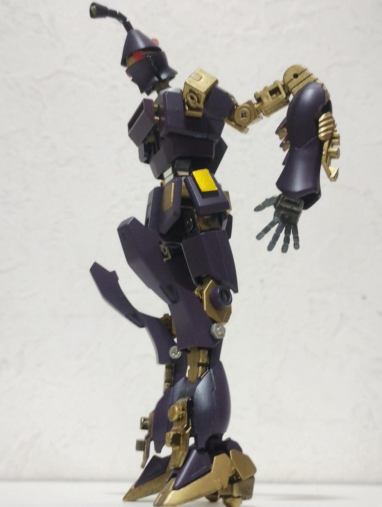 ギャンの頭を使用、ガンダムボディを前後反転し手足を伸ばしました。が、既出のウルトラガンダムとコンセプトが同じ・・・。で、ゴシック様式を加えました。カラーリングは「ウルトラガンダムの兄弟機」っぽくしました。