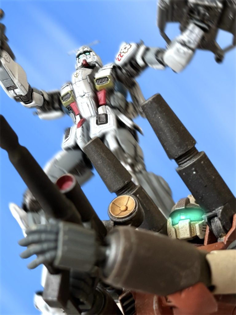 『ミヤギ!』 まさか——と、耳を疑う。極限状態の緊張が、幻を見せたのかとおもったが、待ち望んでいたその声に、ミヤギはせっかく拭った涙がまた溢れるのを止められなかった。 自分の機体を飛び越えて、ヘントのガンダムがビームライフルを放つ。ガンキャノンと同タイプのライフルは、かなり遠くまで届く。まだ遠い敵の増援の1機に、ヘントの放ったビームが直撃した。敵陣が、崩れ、散開するのが見えた。